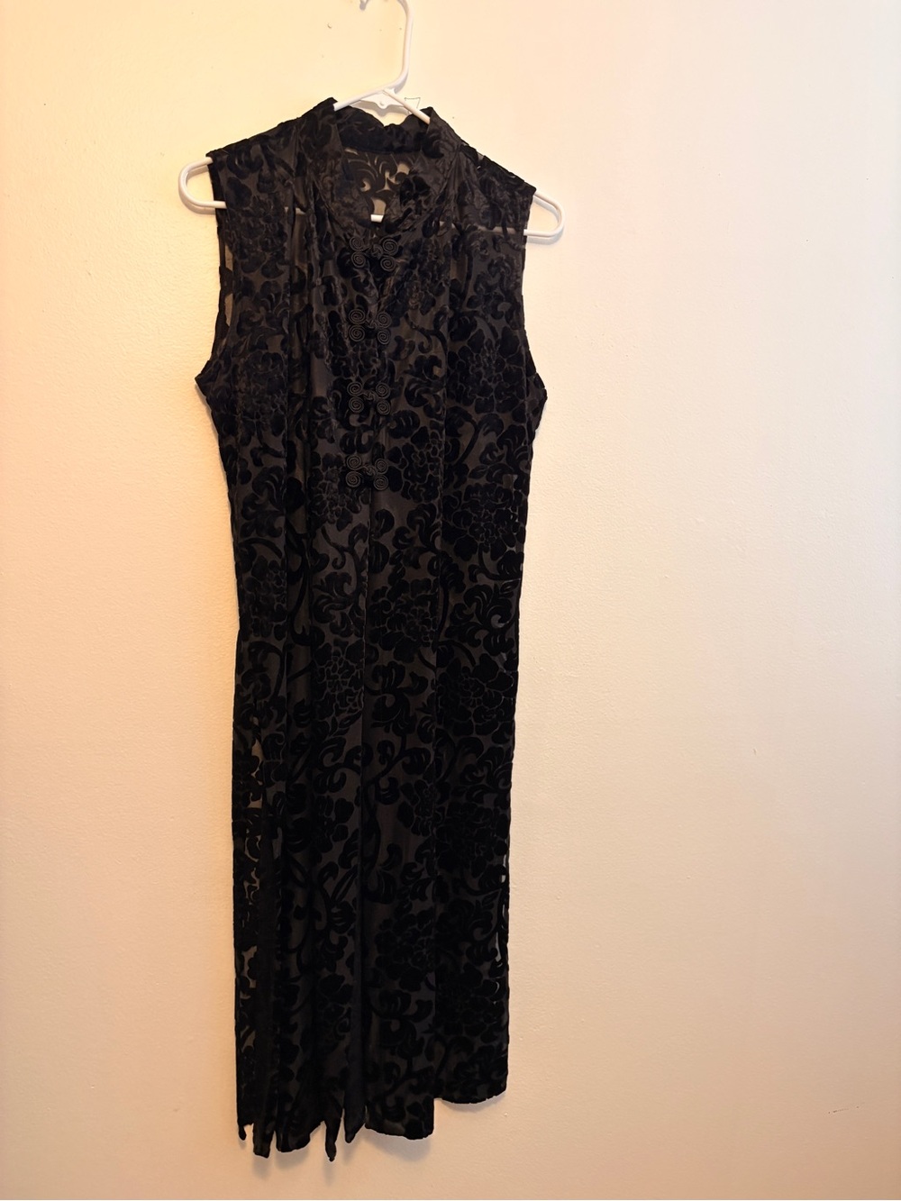 Black Sleeveless Velvet-Patterned Midi Dress/Cover